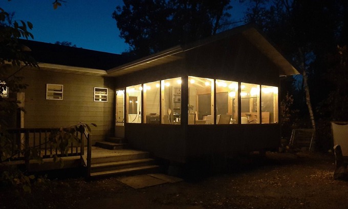 Manitoba Cottage | Modern, lovely, cozy & quiet cabin 5 mins from the lake