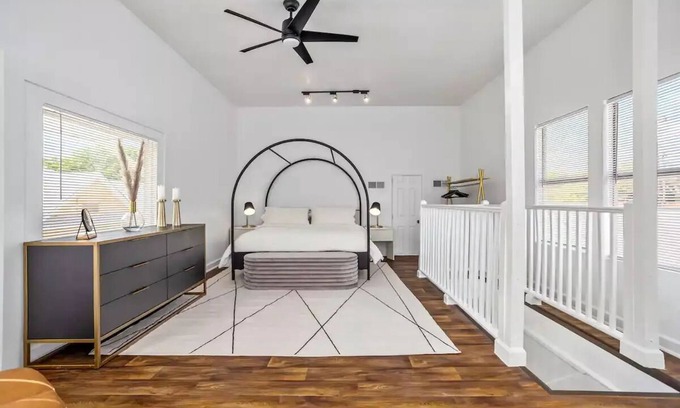 Downtown San Antonio House | Modern LUXE 4/2 Minutes from Downtown/Riverwalk