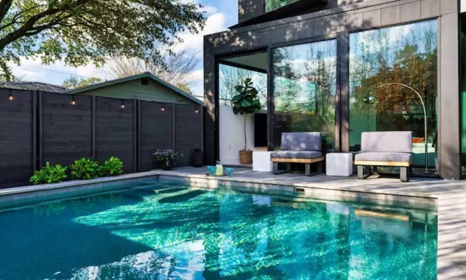 Bouldin House | Modern Luxe, Heated Pool Oasis, Chefs Kitchen, Prime Location