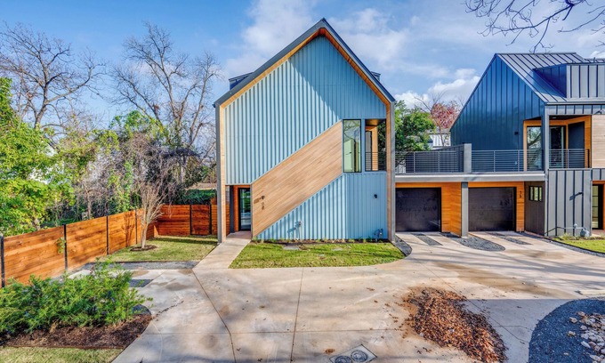 Govalle House | Modern Luxury in the Heart of Austin – 3BR/2.5BA with Huge Balcony