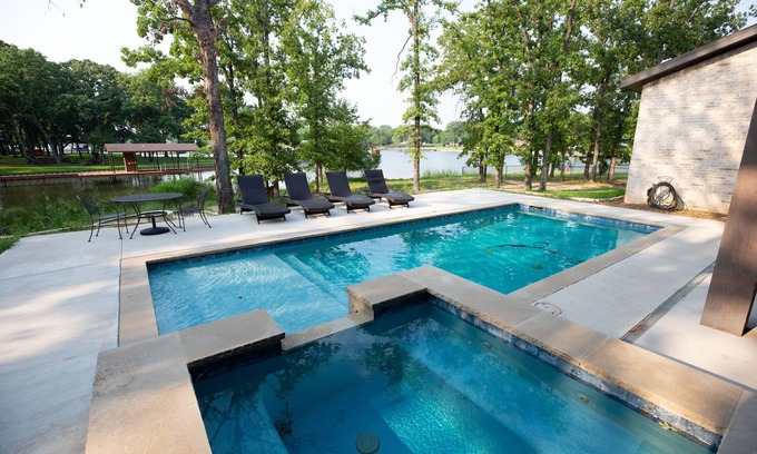 Malakoff House | Modern Luxury on Cedar Creek Lake, Private Pool!
