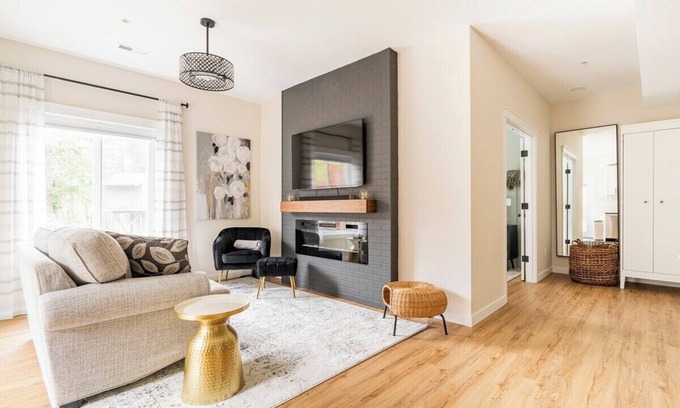 Maple Valley Apartment | Modern Luxury Retreat w/Hot Tub & Private Deck