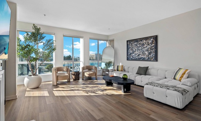Marina del Rey Apartment | Modern Marina: Chic Design & Coastal Comfort