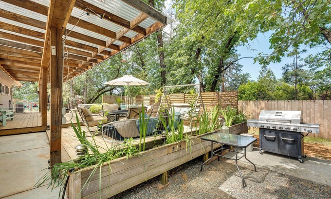 Meadow Vista Cottage | Modern Meadow Vista Vacation Home w/Spacious Deck