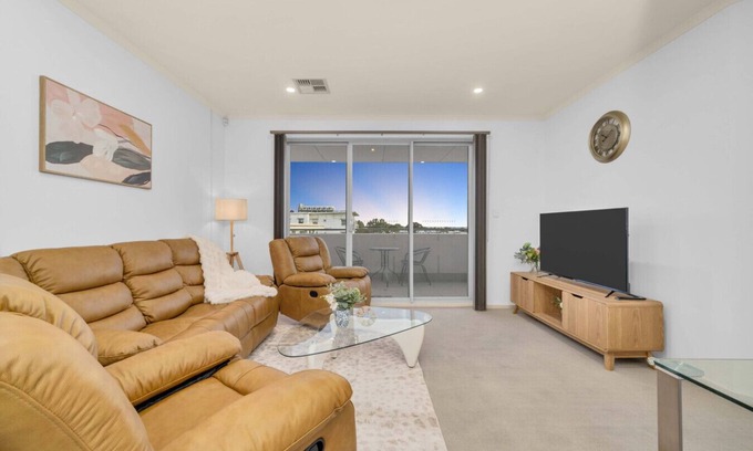Mawson Lakes Apartment | Modern Metro | By Host Solutions
