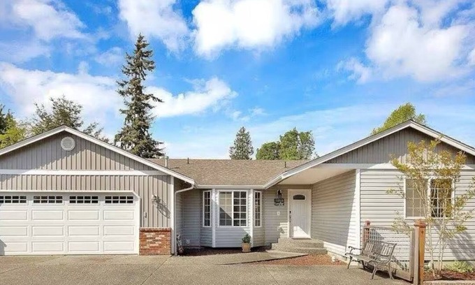 Burlington House | Modern Minimalist Home 4BR 5 Beds, AC Comfort & Wifi