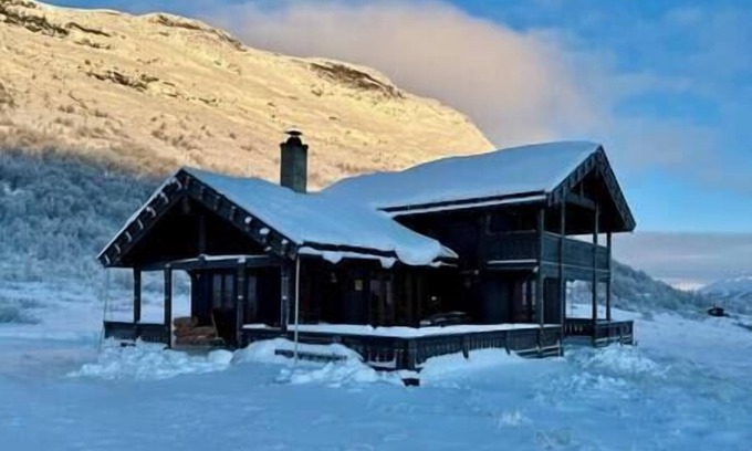 Tyinkrysset Cabin | Modern mountain cabin with sauna, bonfire & beautiful view in Filefjell