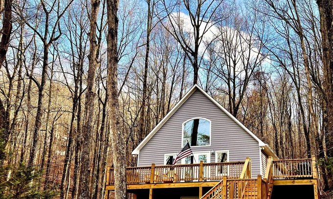 Walnut Mountain House | Modern Mountain Retreat.nSunsets.HotTub.Bring Your Dogs.nGameRoom