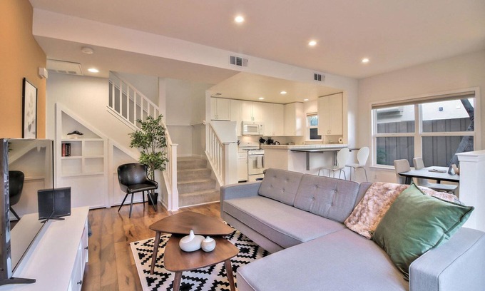 Mountain View House | Modern Mountain View 2BR w/Patio & Vaulted Ceilings