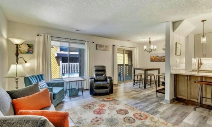 Skyway Condo | Modern MTN Condo Cozy 2BR Retreat Heated Pool