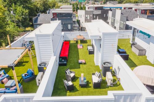 Hadley - Washington Apartment | Modern Music City Terrace Getaway
