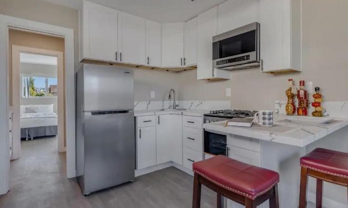 Orange House | Modern newly remodeled 1 bed