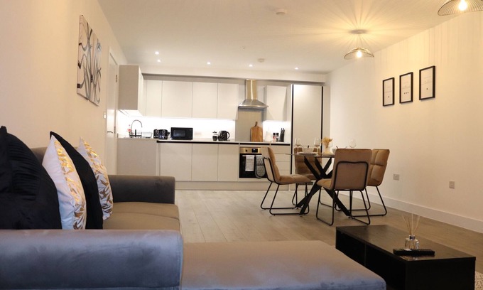 Hemel Hempstead Apartment | Modern One Bedroom ApartmentnOpen Plan Lounge-Kithchen-Dining AreanFree Parkingn