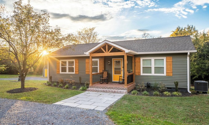 Rileyville House | Modern~OutdoorCinema~HotTub~EVSE