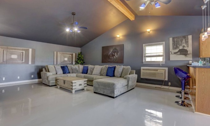 Lexington House | Modern,peaceful,clean w/a great porch view!