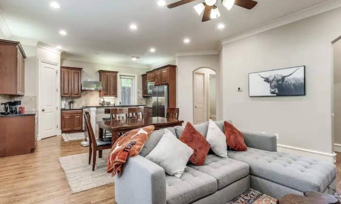 Knox - Henderson House | Modern & Pet-friendly Haven by Downtown Dallas & Greenville!