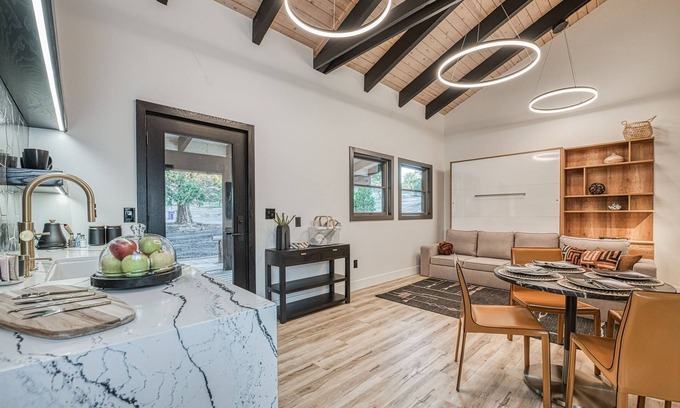 Auberry Apartment | Modern pet friendly suite with AC adjacent to Yosemite National Park.