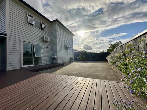 Rosedale House | Modern Private Deluxe Master Suite California Bed and Bathtub