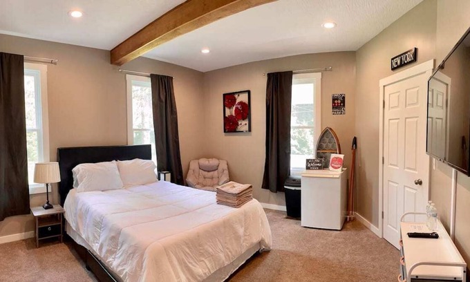 Accident House | Modern Private Room near Deep Creek Lake