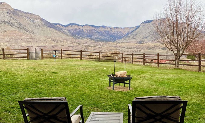 Parachute House | Modern Private Room on Golf Course Estate. Pet Friendly!