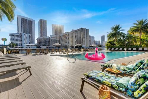 Hallandale Beach Hotel | Modern Resort Apartment with Balcony Pool Gym
