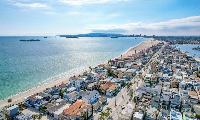 Old Towne Bed & Breakfast | Modern Retreat Beachfront Haven Right on the Sand