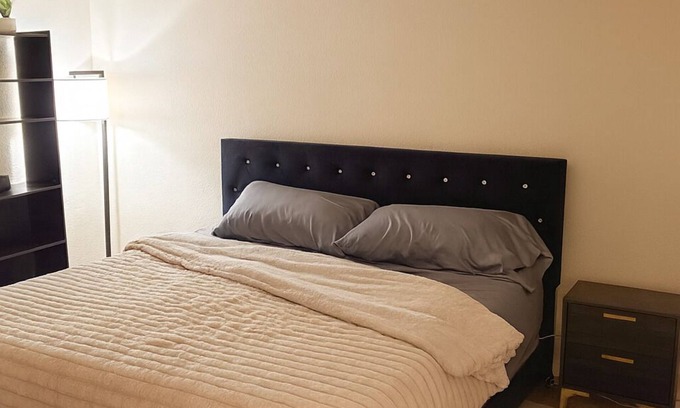 Stockton Apartment | Modern Retreat Cali King Bed Fireplace + Full Kitchen