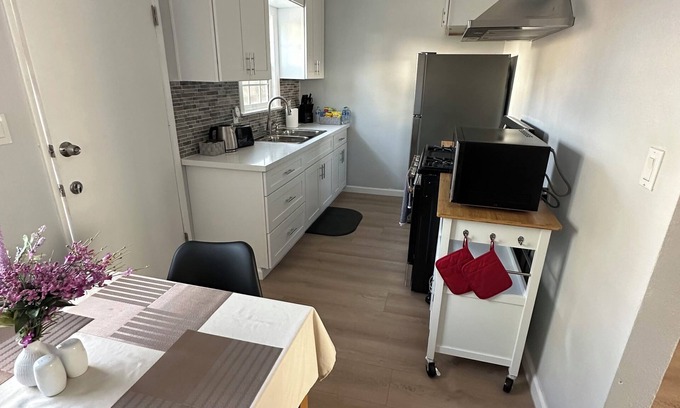 Hawthorne House | Modern Retreat with private back yard close to LAX, SoFi, Kia Forum and beaches.