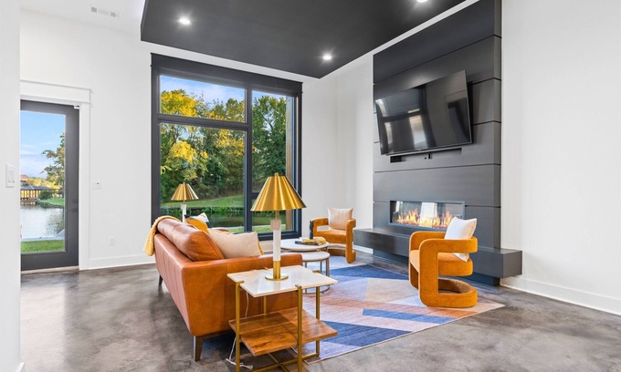Piney House | Modern Retreat with Rooftop and Lake Access