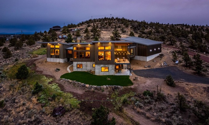 Terrebonne House | Modern Retreat with Cascade & Smith Rock Views