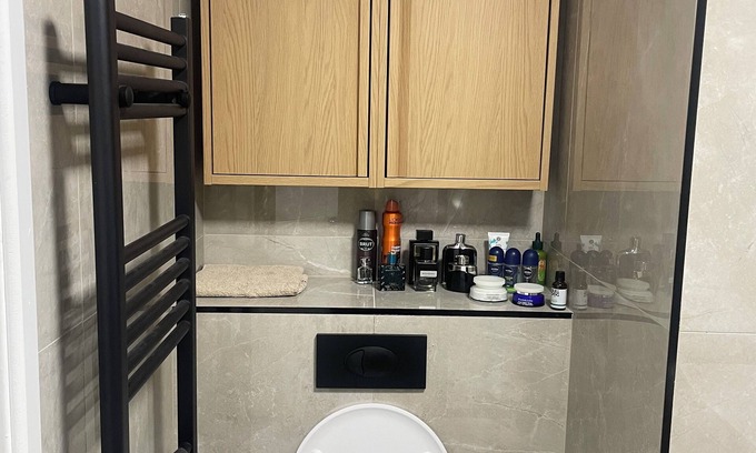 Woolwich Riverside Apartment | Modern River-View Flat | Walk to O2, Elizabeth Line & Greenwich