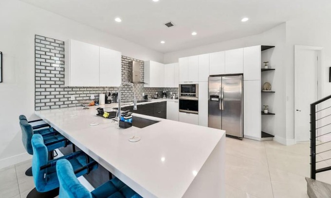 Fort Lauderdale House | Modern RocknHome Near Hard Rock and FLL Airport