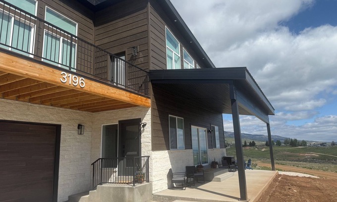 Sweetwater House | Modern Rustic Cabin - Sleeps 26 - Hot Tub, Theatre, Pickleball, Putting Green
