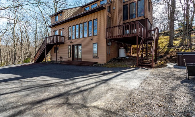 Bushkill Cabin | Modern Rustic Lodge! 2 min. walk to Ski Slopes, 6TVs, Linens, WiFi, A/C, Firepit