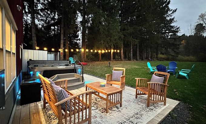 Ithaca House | Modern Rustic Retreat- King bed, hot tub, wineries, waterfalls, hiking, Cornell