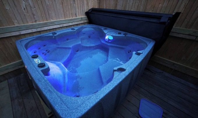 Tannersville Ski Chalet | Modern Sauna 8BR Sleeps 284+ HOT tub Just 5 mins to Hunter Mountain