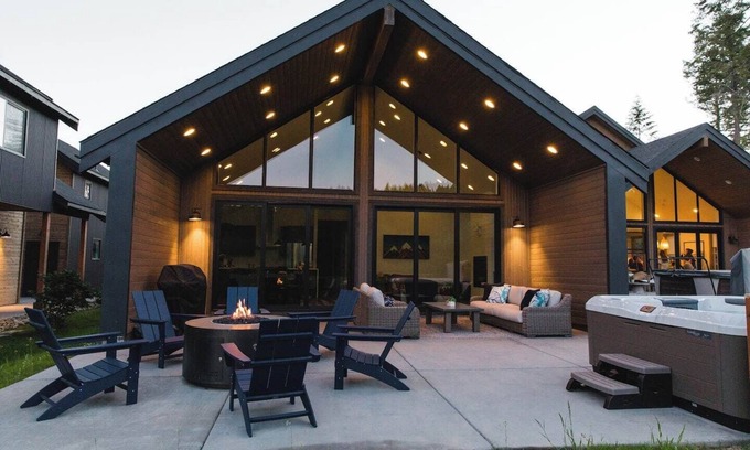 Roslyn Cabin | Modern Scandanavian design meets ultra comfort in this luxury cabin in Suncadia