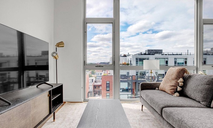 Shaw Apartment | Modern Shaw Studio w/Gym & W/D, near Metro & U St Bars, by Blueground