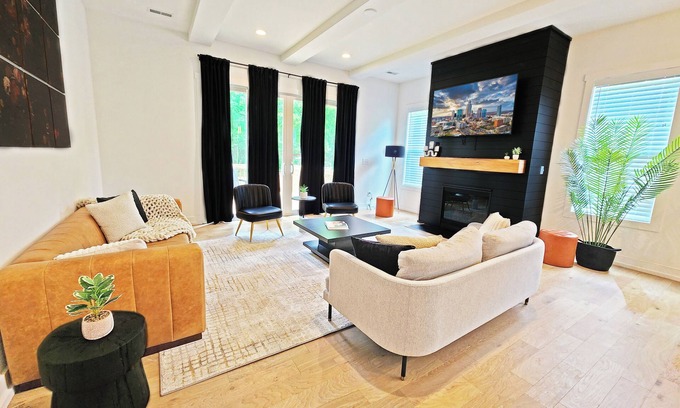 Charlotte House | Modern South End Home that Sleeps 10 - Walk to Bars!