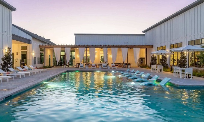 Kyle Apartment | Modern, Spacious 1 bd Apt with Pool, Full Gym & Pet Friendly