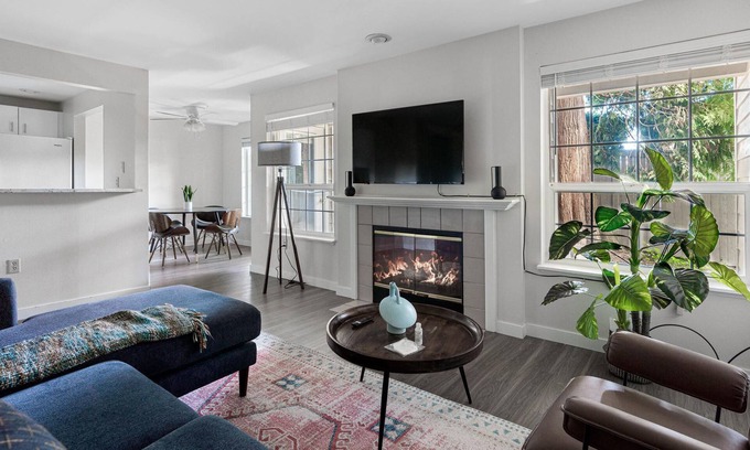 Town Center Apartment | Modern, Spacious 2BR Condo in Woodinville