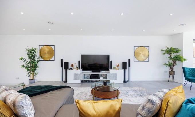 St Albans House | Modern spacious smart home in English countryside - 18 mins train to Kings Cross