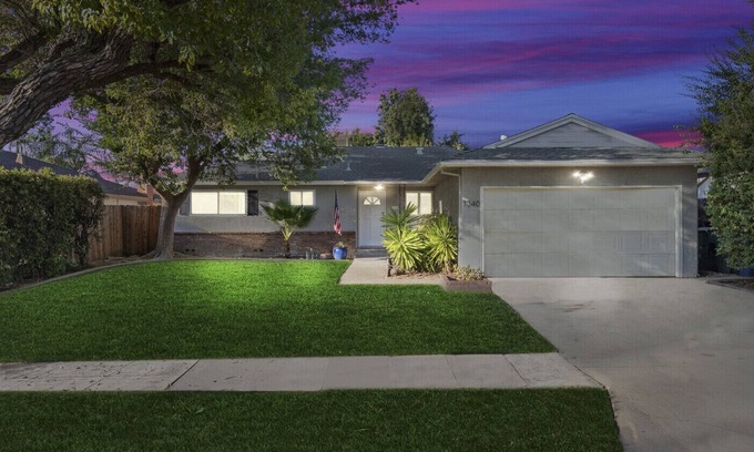 Raisin House | Modern, Sparkling Clean Home w/ 55” Roku TV, BBQ, King Suite, Garage