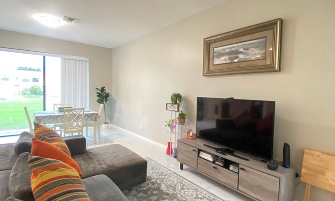 Fedhaven House | Modern Stay 2BR Townhouse nNear Legoland, Disney/Universal & Bok Tower