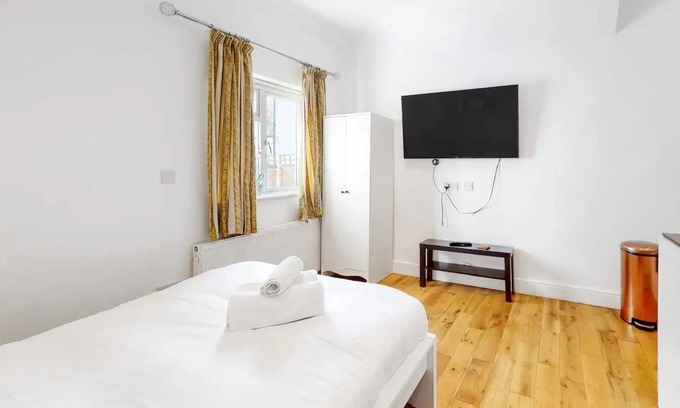 Friern Barnet Apartment | Modern Studio 1 Bed Flat Near Alexandra Palace