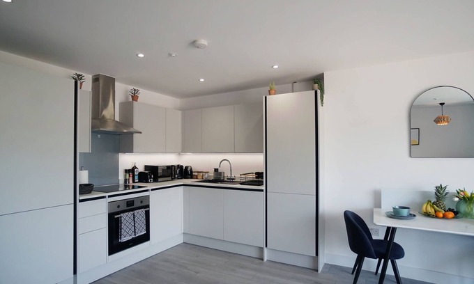 Hemel Hempstead Apartment | Modern studio 30 minutes to London w/free parking