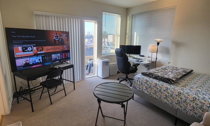 Oakland House | Modern Studio House near Lake Merritt View