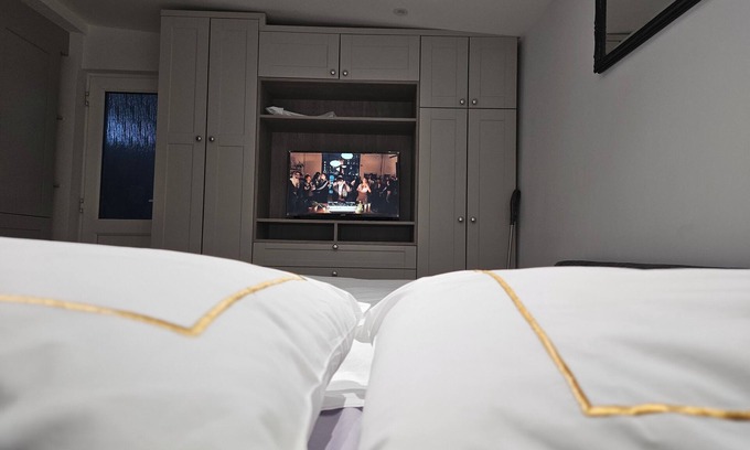 Greenford Broadway Apartment | Modern Studio in Greenford with Free WiFi & Parking