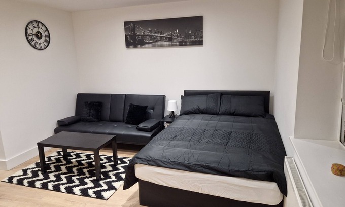 Maidstone Apartment | Modern, stylish and homely studio APT with separate kitchen and bathroom