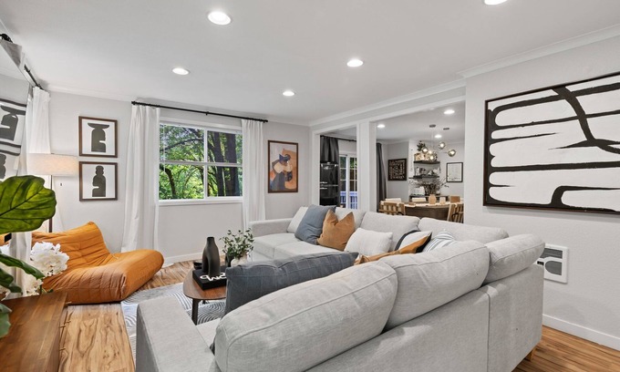 Eastgate House | Modern & Stylish Bellevue Basement Suite - Spacious & Cozy Stay Urban Oasis